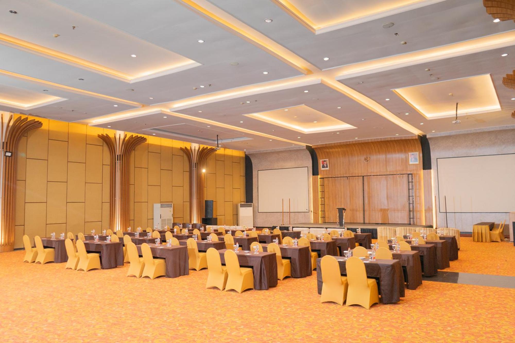 Brits Hotel Pangkalanbuun Exterior photo